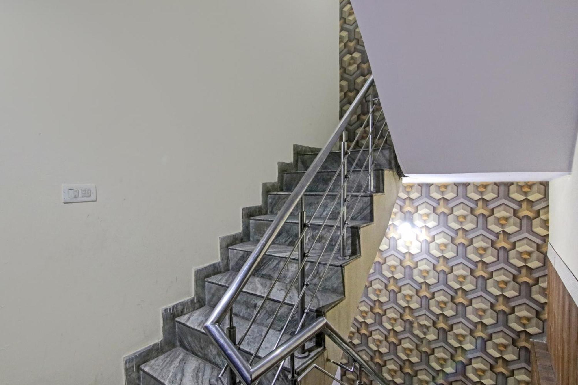 Flagship Hotel Decent Stay Near Pvr Vikaspuri Delhi นิวเดลี ภายนอก รูปภาพ